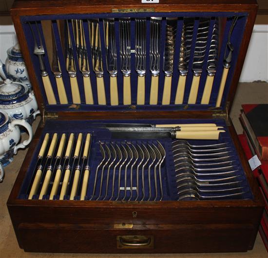Plated canteen of cutlery(-)